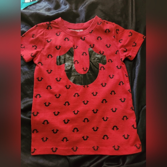 True Religion Red Tee with Black Horseshoe Pattern BOYS 6 - Picture 1 of 4